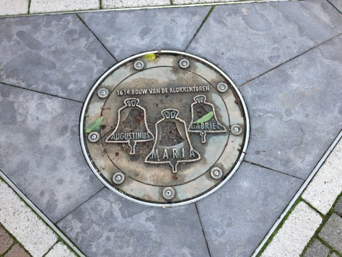 Ik loop te weinig want voor het eerst valt me deze tegel op. 