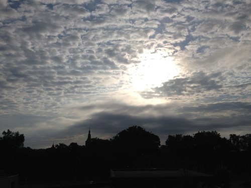 Kijk die zon al hoog staan. De toren wordt niet geraakt.