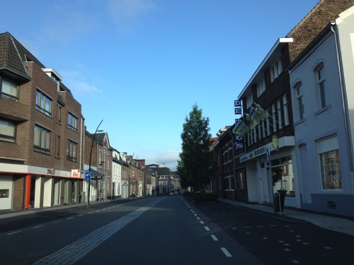 Zelfs als ik laat ben is er nog geen kip op straat.
