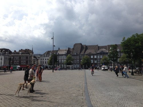 Tussen de buien door even naar de markt. Kijk die lucht.