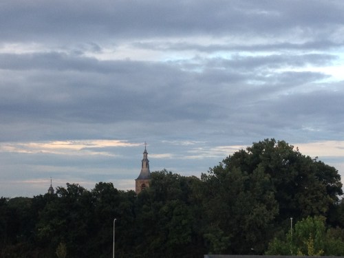 Bij de toren hangt nog vanalles in de lucht. Snel naar binnen. Dag dag.
