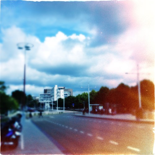 Grijs en nat worden afgewisseld met helder blauw en imposante wolken. 