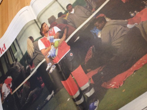 Bootvluchtelingen die aankomen in Italië en temidden van al die mensen, een baby zonder ouders. Hoe wanhopig moet je zijn?.