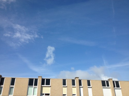 Terwijl de lucht steeds blauwer wordt.