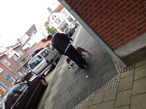 Mochten jullie her en der bierblikjes tegen komen op straat. Deze halvegaren dumpt ze daar.