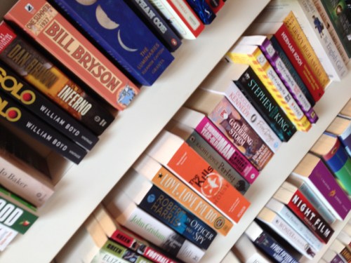 Met mijn neus in de boekenkasten van De Leeskunst snuffelen en dan ook nog met nieuw leesvoer de winkel uitlopen. Geluk zit in een boekje (of twee)