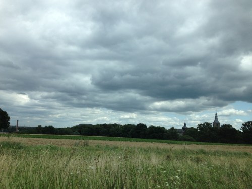 Er hangen weer donkere wolken boven de toren.